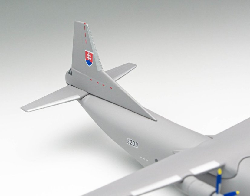 Antonov AN-12 Slovakia Air Force 2209;  1:200