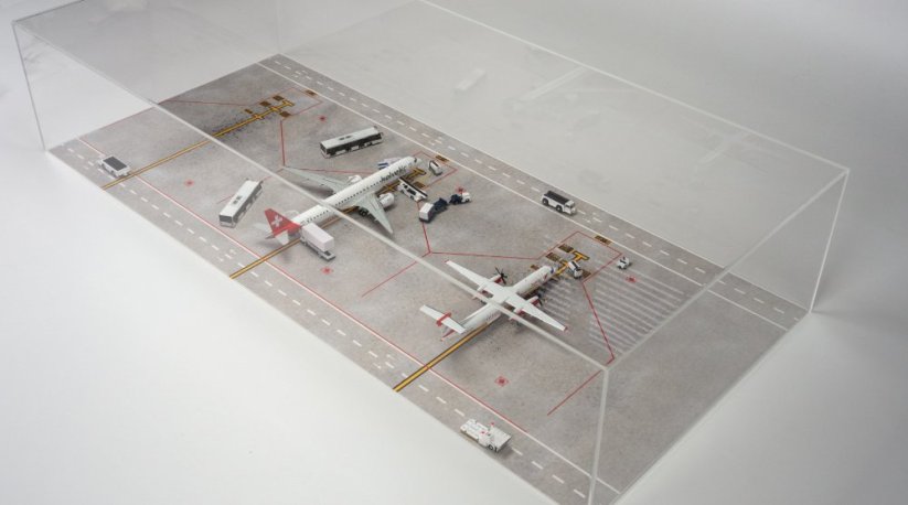 Airport diorama set 750 x 331 with 2 planes, Austrian Dash Q400 & Helvetic E195;  1:200; Opt.1/Opt.2 - Options: with display plexi box