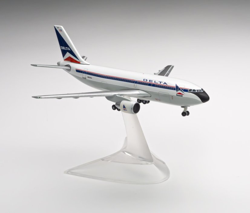 Airbus A310-300 Delta Air Lines N805PA se stojánkem;  1:500