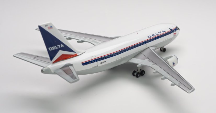 Airbus A310-300 Delta Air Lines N805PA se stojánkem;  1:500