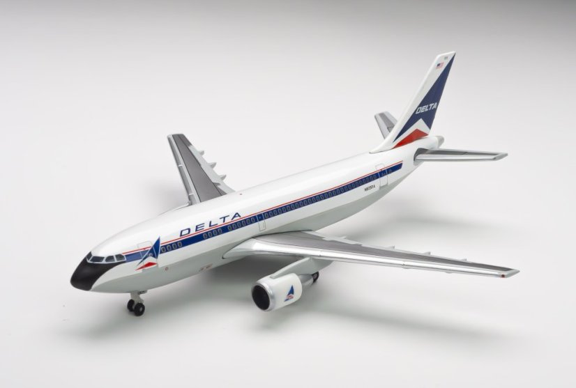Airbus A310-300 Delta Air Lines N805PA se stojánkem;  1:500