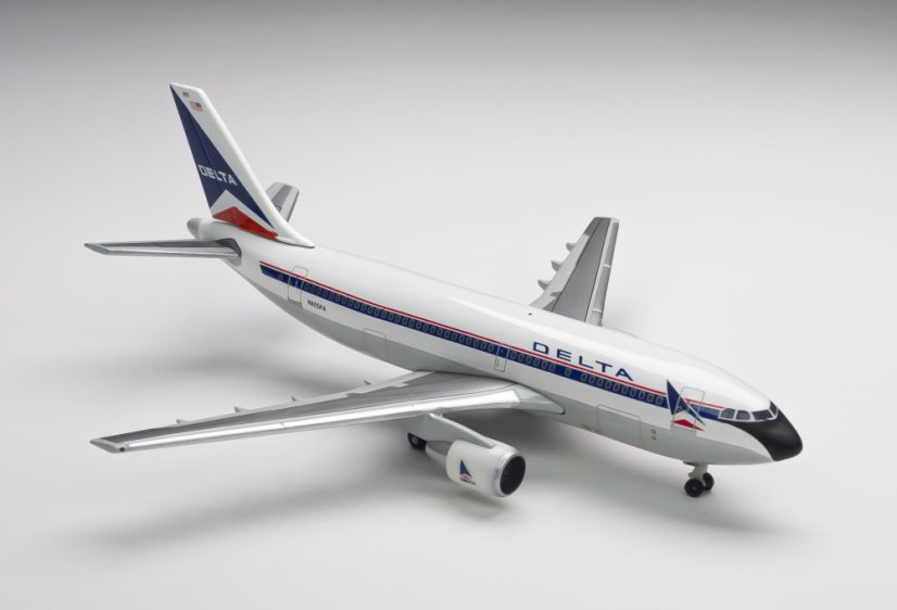 Airbus A310-300 Delta Air Lines N805PA se stojánkem;  1:500