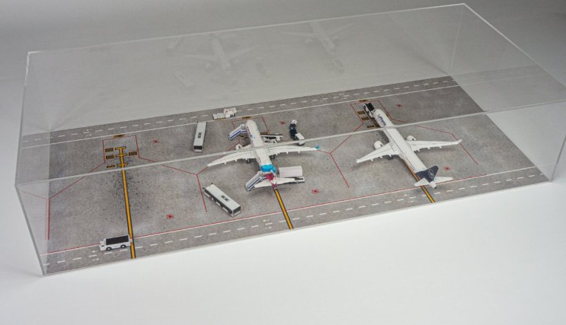 Airport diorama set 750 x 331 with display box and 2 planes, Eurowings A320 & Lufthansa A321NEO;  1:200; Opt.1/Opt.2 - Options: without display plexi box