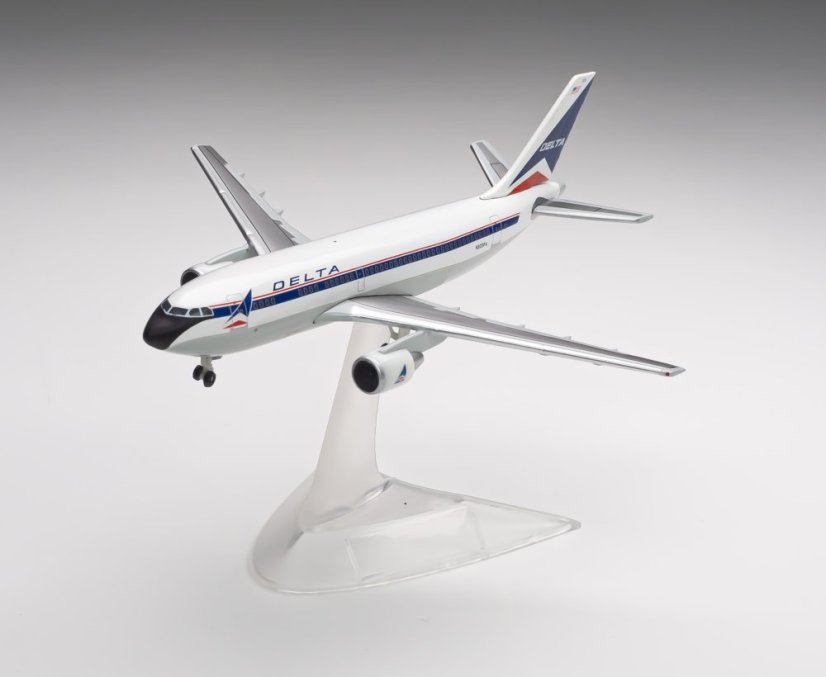 Airbus A310-300 Delta Air Lines N805PA se stojánkem;  1:500