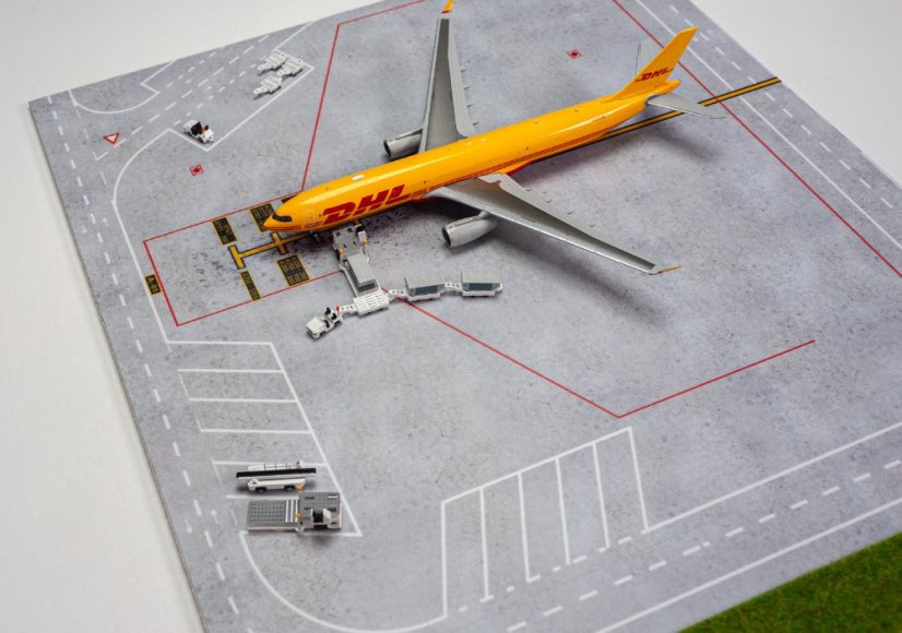 Cargo diorama set 300 x 270, DHL A330-300F;  1:400 ; Var.1/Var.2 (Varianta s "Passenger Ground Service Equipment")