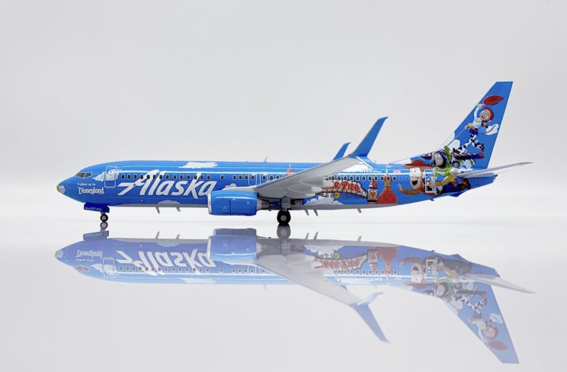 Boeing 737 800 Alaska Airlines Pixar Pier N537AS